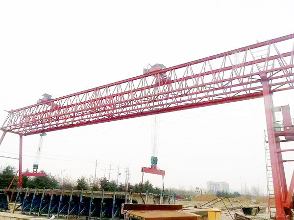 提梁機(jī)門(mén)式起重機(jī)